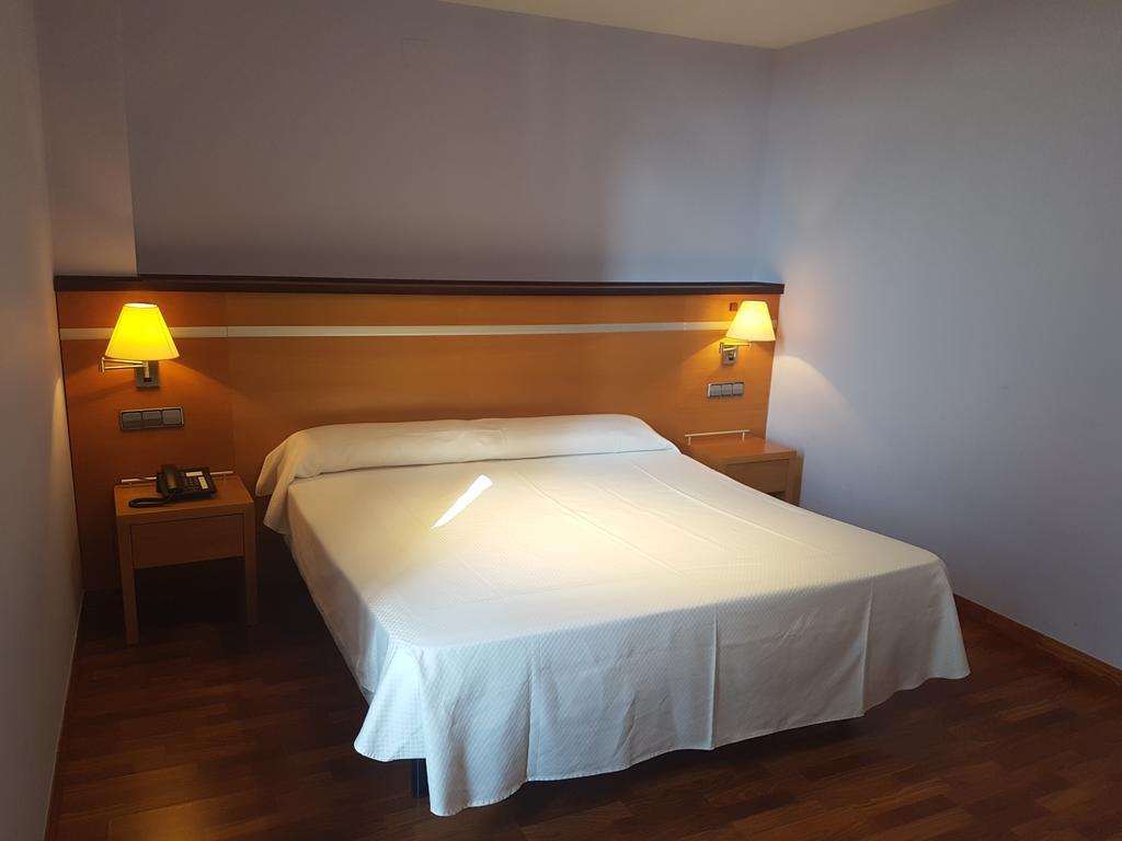 Hotel Isur Llerena Luaran gambar